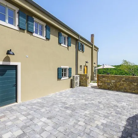 Dom wakacyjny Volare Cantare With 2 Bedroom A Heated Pool And Panoramic View Near Buje, Istra *