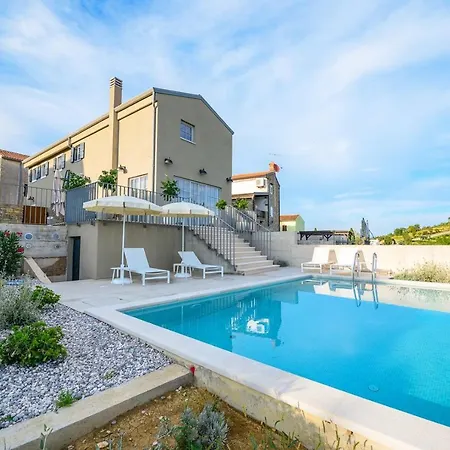 Volare Cantare With 2 Bedroom A Heated Pool And Panoramic View Near Buje, Istra * Momjan