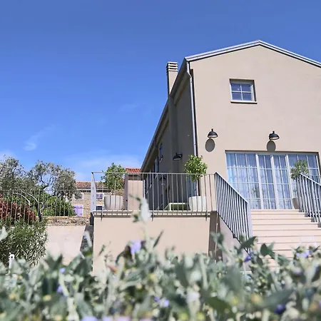 Сasa de vacaciones Volare Cantare With 2 Bedroom A Heated Pool And Panoramic View Near Buje, Istra
